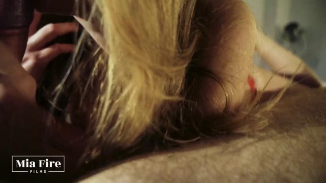 Девушка умеет возбуждать член парня и доводить его до экстаза